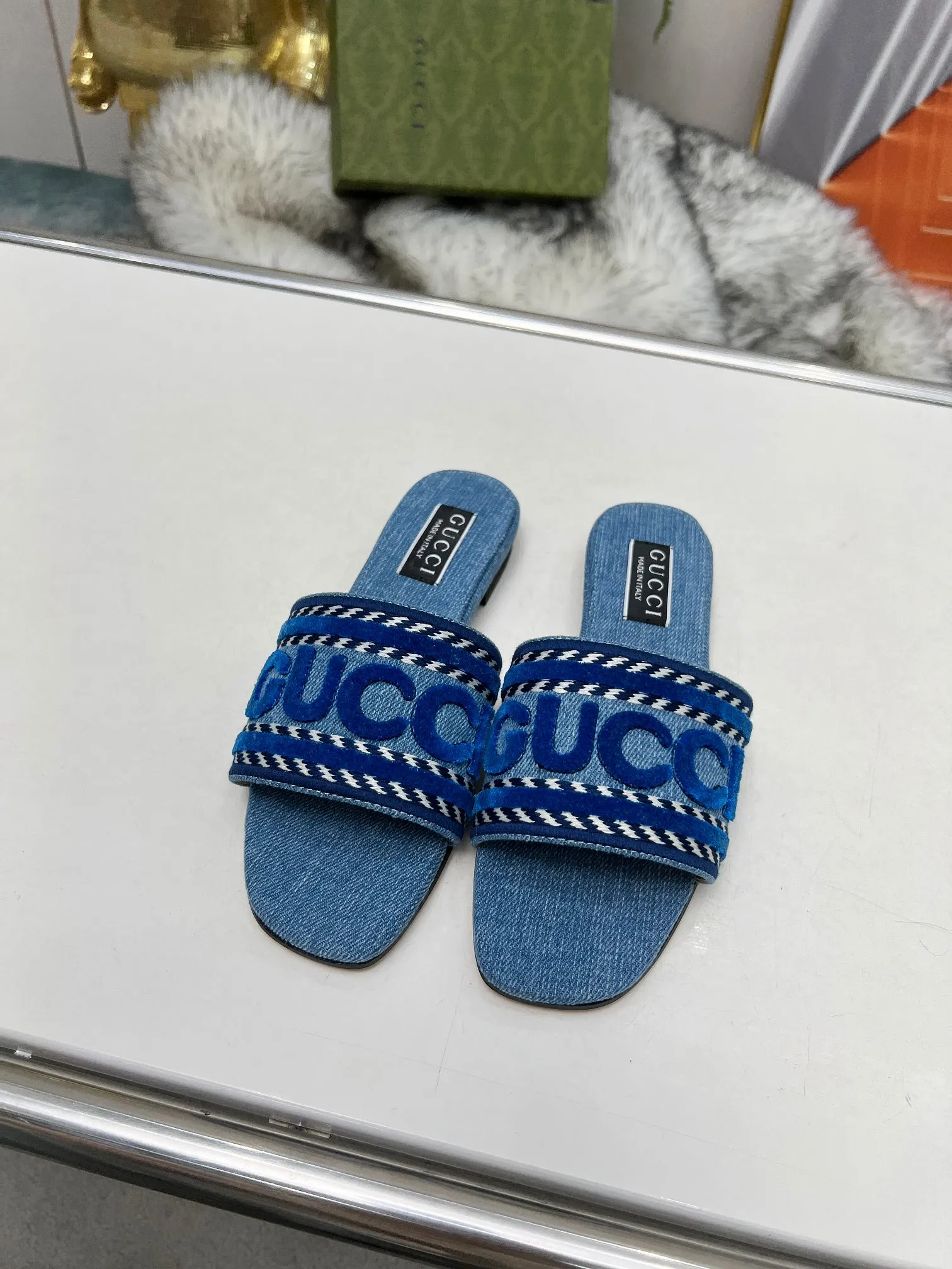 👟👟Ex-factory price 340👟👟 Genuine leather sole 200 Gucci 2024/Spring and summer new electric embroidery flat slippers hot style online —————————————— Perfect interpretation! The original development supports any comparison in the market! Carefully crafted materials! Months in the making! The pattern is extremely beautiful! Unique charm. The fabric is made from the original one-to-one ratio! Flash sale market free version! The thorn lines and three-dimensional effect are full! High-end and high-end Factory No.: 828-16 ꫛꫀꪝ Go➫ Materials: ❶ Upper: Electric embroidery environmentally friendly washed denim fabric ❷ Feet: imported sheepskin, lining sheepskin. ❸Outsole! Original Italian leather outsole ➕ Rubber outsole ........................................ ♡Size: 35-44 ♡Colour: 1cm